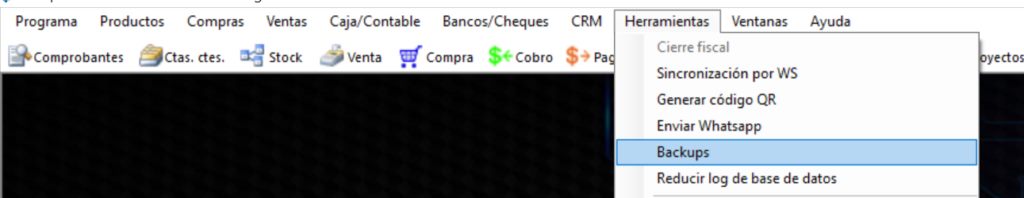 Captura real de Cuantico ERP: Menú Herramientas con la opción Backups seleccionada.